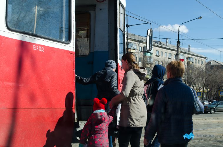 В Магнитогорске пенсионерку дважды прижало дверями трамвая