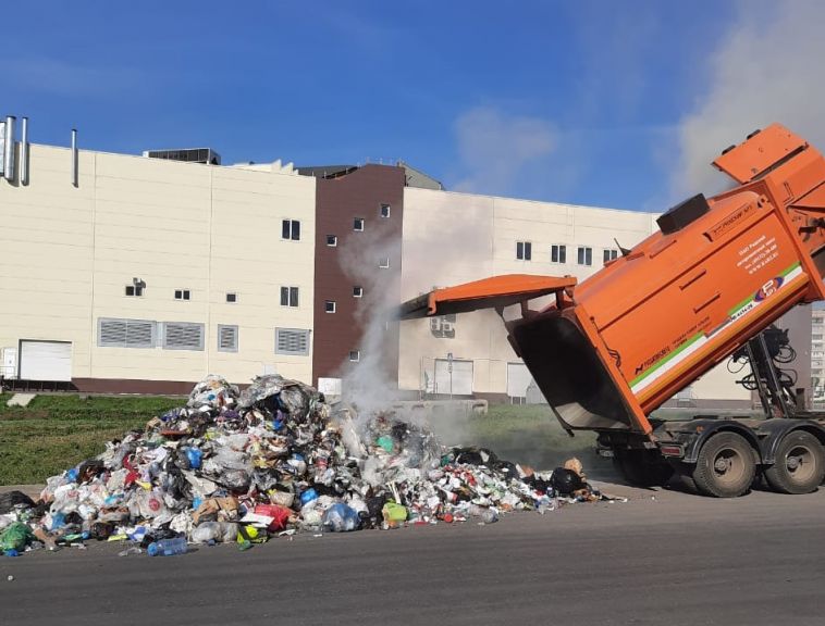 В Магнитогорске около торгового центра чуть не сгорел мусоровоз