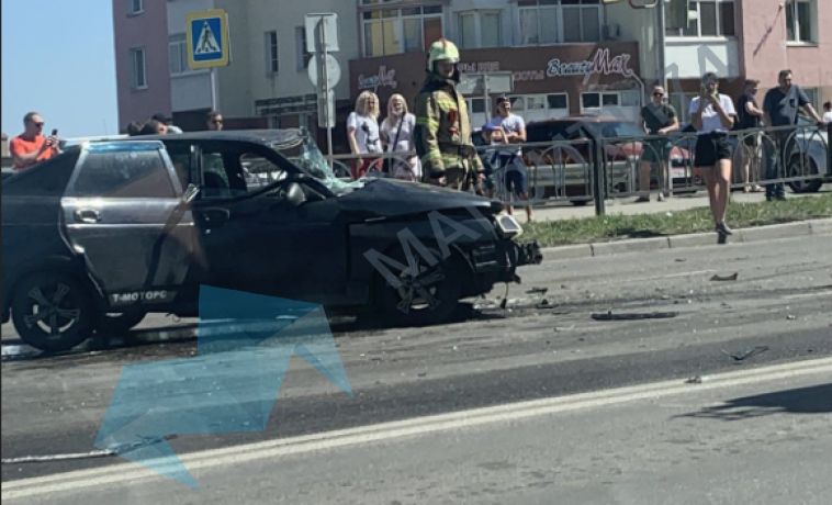 Машины вдребезги: в Магнитогорске на перекрестке столкнулись два автомобиля