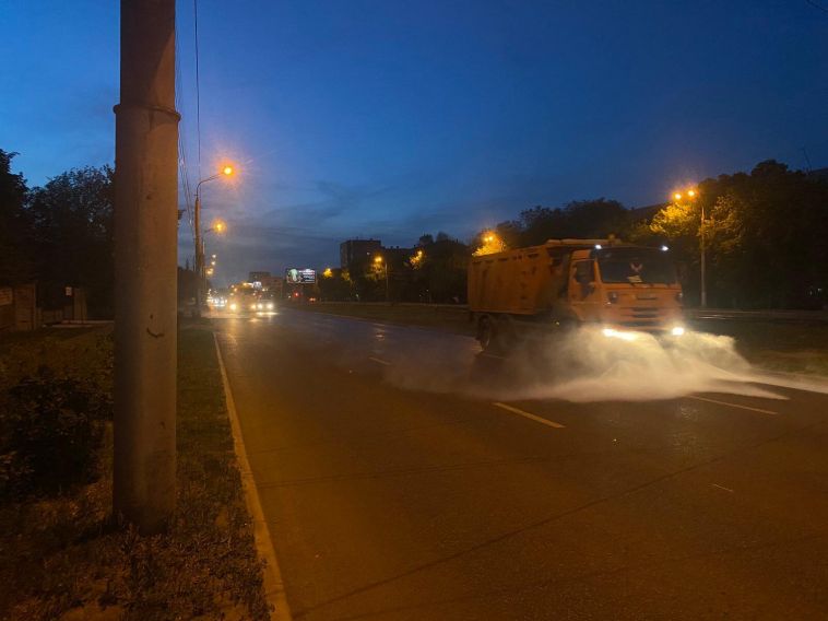«От жары и пыли»: в Магнитогорске ежедневно моют дороги