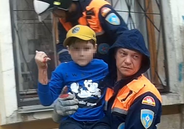 Спасатели помогли ребёнку, оказавшемуся в плену оконной решётки