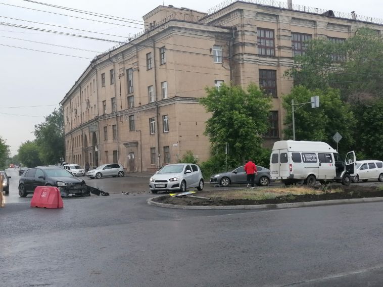 В Магнитогорске столкнулись иномарка и маршрутка