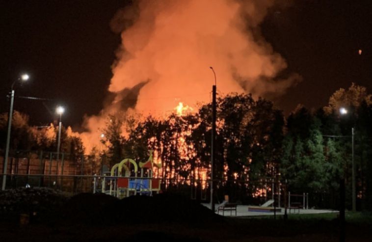 Ночной пожар напугал жителей города металлургов