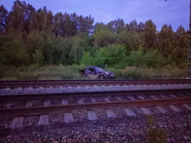 На Южном Урале грузовой поезд врезался в автомобиль