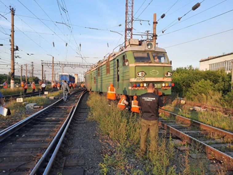 На станции Магнитогорск-Грузовой сошёл с рельсов электровоз