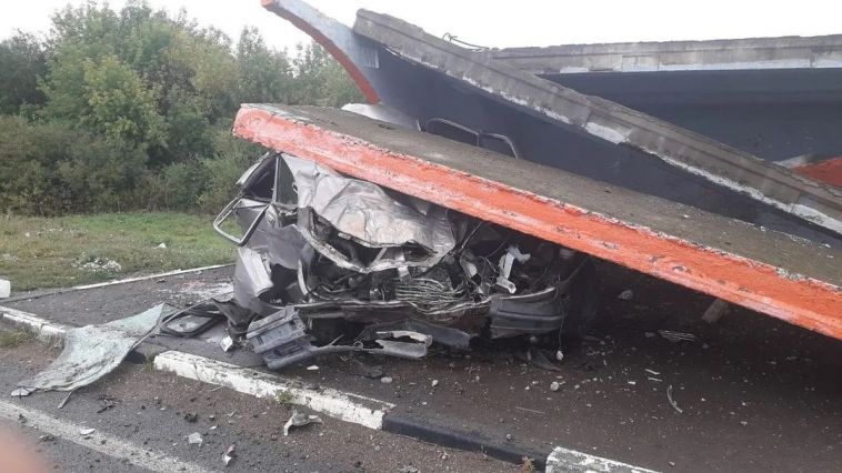 Автомобиль на башкирской трассе снёс бетонную остановку