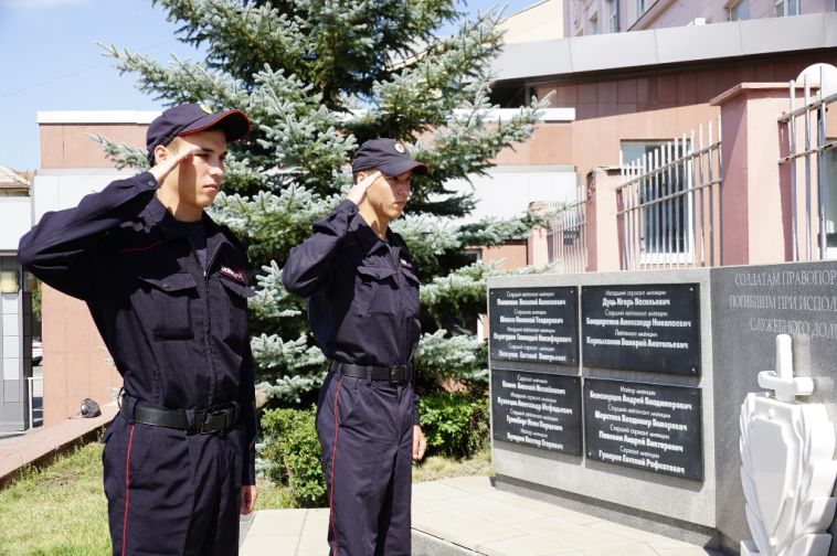 В Магнитогорске поступившие на службу сотрудники полиции приняли присягу