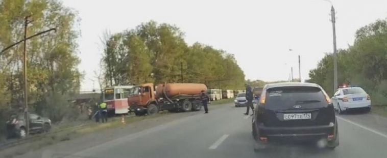 Легковушка оказалась на рельсах в Магнитогорске