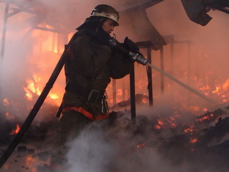 Под Челябинском в пожаре погибли два человека