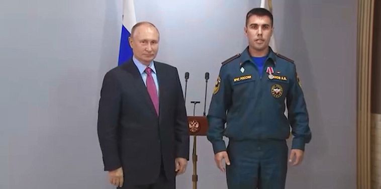 Владимир Путин вручил медали сотрудникам МЧС «За отвагу на пожаре»
