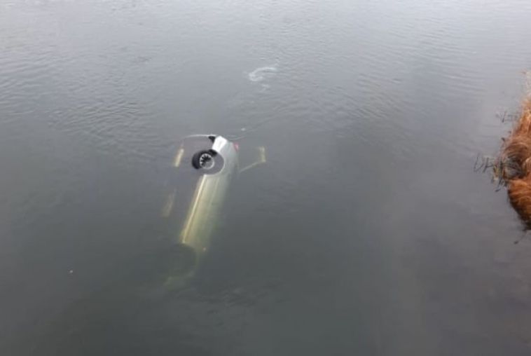 Около Магнитогорска автомобиль упал в реку с моста