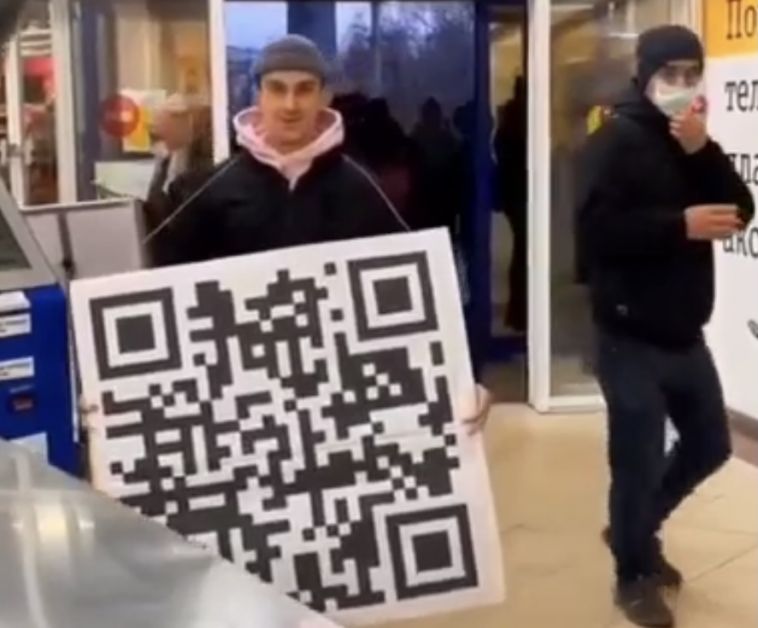 Южноуральский блогер посетил ТЦ с огромным QR-кодом