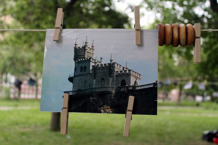 Как сохранить надолго семейные фотографии?