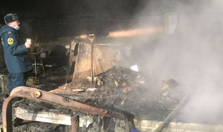 В Копейске при пожаре в частном доме погибла женщина с двумя детьми