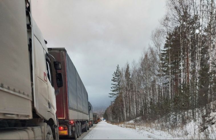 Снегопады привели к образованию многокилометровых пробок на трассе М5