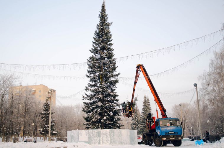 В Магнитогорске начался монтаж новогодних елей