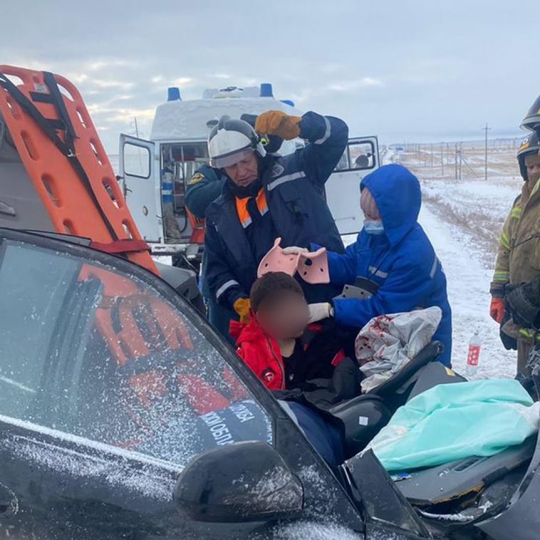 В Челябинской области спасатели час доставали мужчину из смятого автомобиля