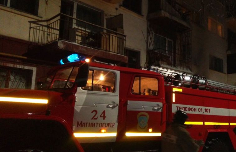 Люди просили помощи с балконов: в Магнитогорске случился серьёзный пожар