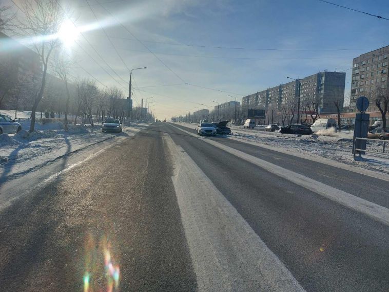 В Магнитогорске водитель сбил пешеходов, которые перебегали дорогу в неположенном месте