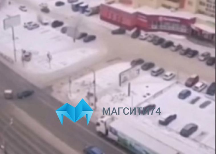 В Магнитогорске иномарка сбила детей на тротуаре