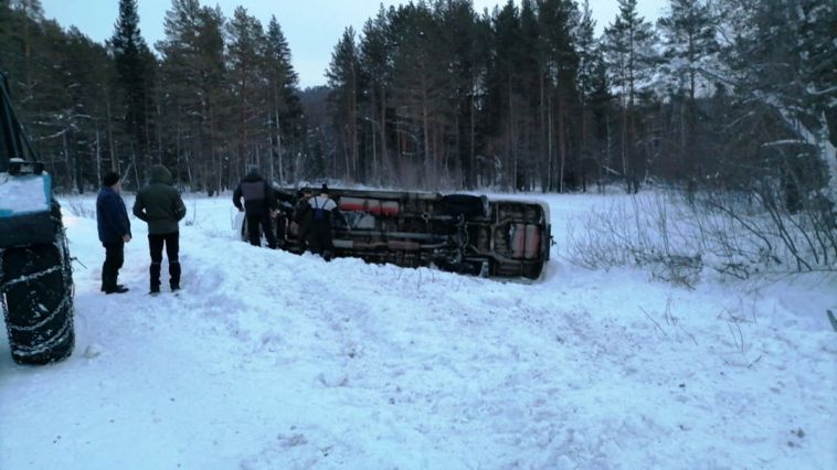 На трассе в Башкирии перевернулся автобус с туристами