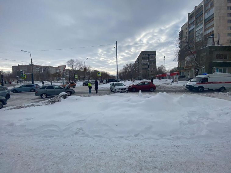 В Магнитогорске пассажирка «Рено» попала в больницу после массового ДТП