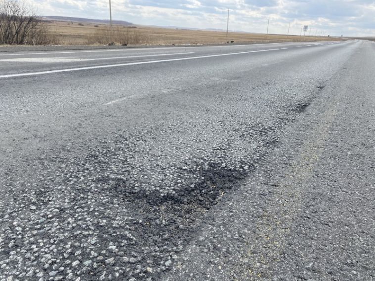 Ряд участков недавно отремонтированных дорог рядом с Магнитогорском оказались некачественными