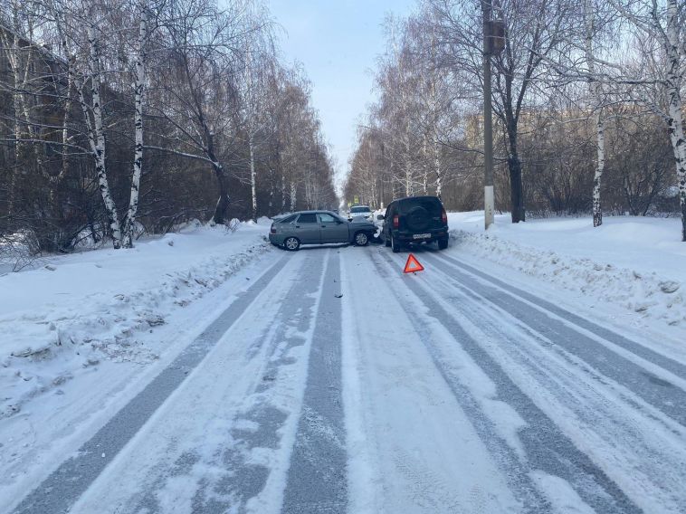 В Магнитогорске водитель выехал на встречку и врезался в автомобиль 