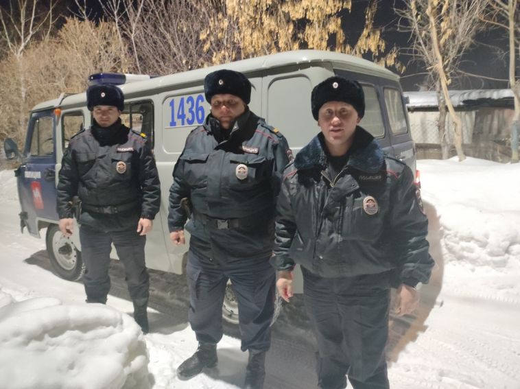 Полицейские помогли выбраться из снежного плена пенсионерам
