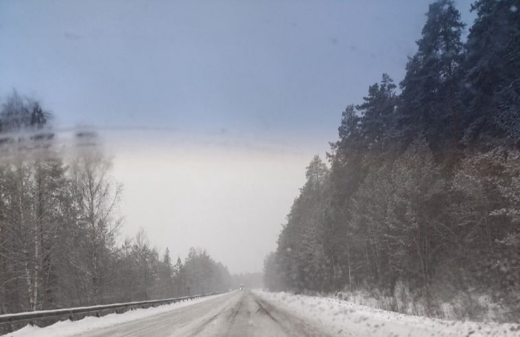 Трассу М5 завалило снегом. Образовались пробки