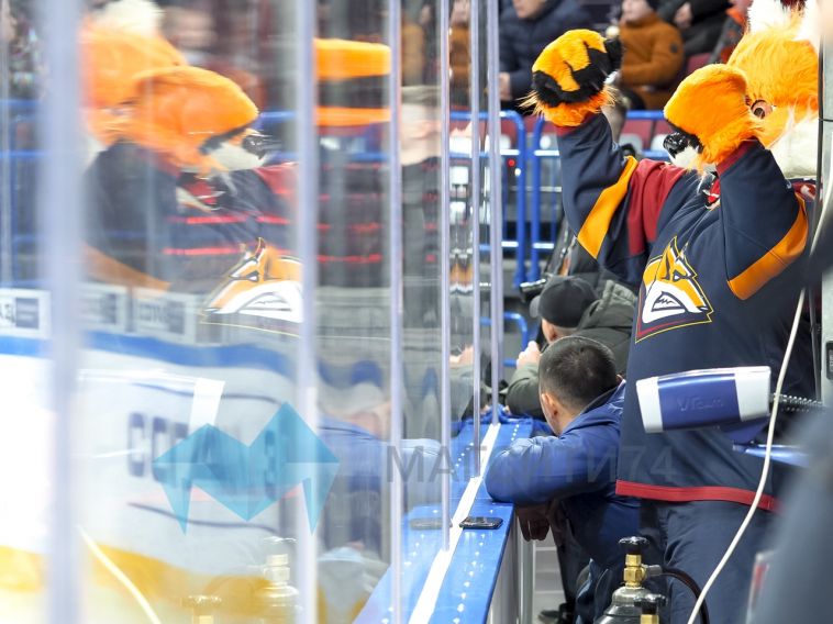 Победа ценой травмы: хоккеиста «Металлруга» увезли на реанимобиле после попадания в лицо шайбы