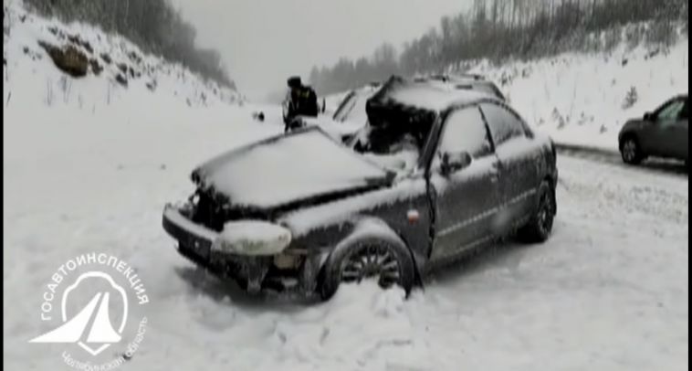 В лобовом столкновении на трассе Челябинской области погибли двое