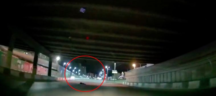 В Челябинске мужчина упал с автомобильного моста на дорогу