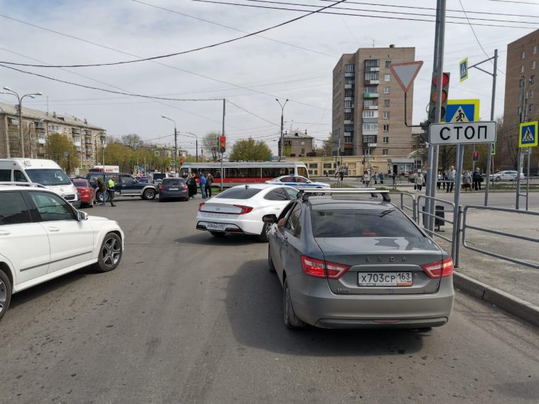 В Магнитогорске водитель иномарки проехал на красный светофор и устроил ДТП