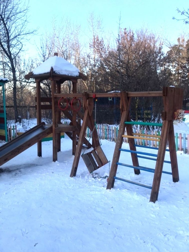 В Челябинской области на детсадовца упало крепление качелей