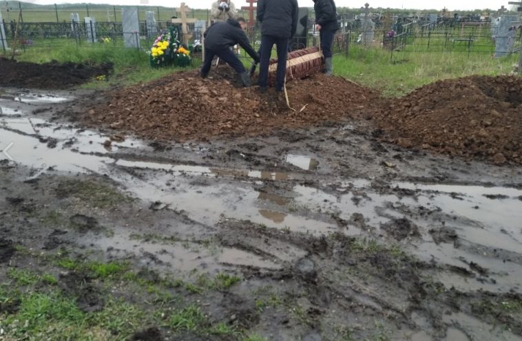 В Магнитогорске размыло дороги на кладбище