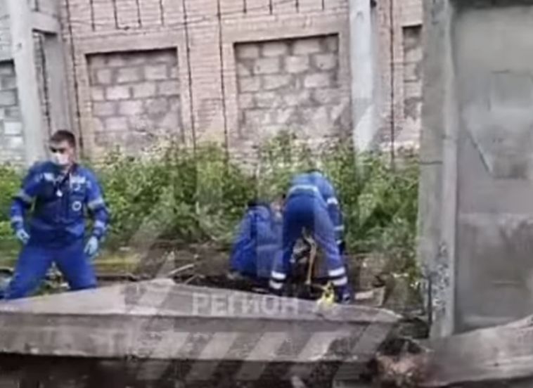 В Челябинской области на ребёнка рухнул бетонный забор
