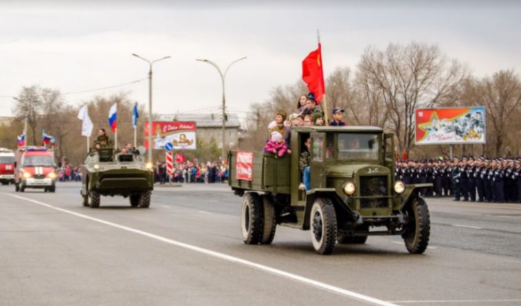 В Магнитогорске макеты военной техники передали общественной организации