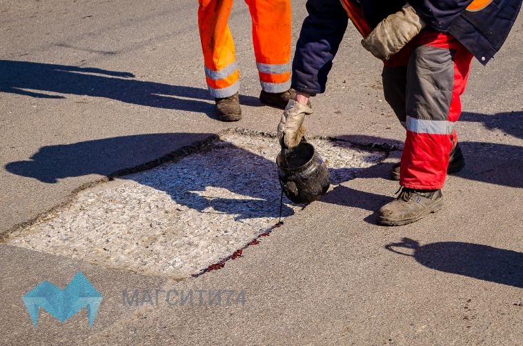В Магнитогорске продолжается ямочный ремонт