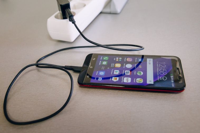 Жительница Магнитогорска потеряла почти 700 тысяч рублей, заглянув в смс