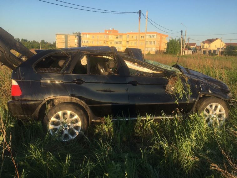 В Магнитогорске БМВ опрокинулся, вылетев за пределы проезжей части