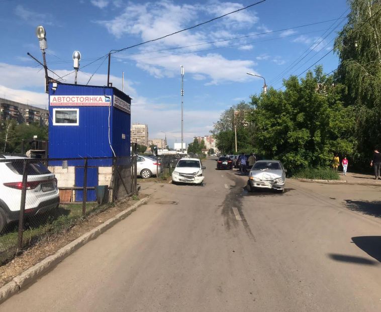 В Магнитогорске автовладелец не уступил дорогу другому автомобилю и устроил аварию