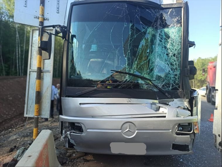 На южноуральской трассе экскурсионный автобус врезался в грузовик