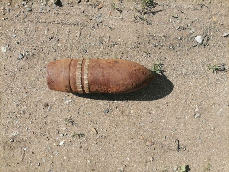 В Троицке нашли боевой снаряд на обочине дороги