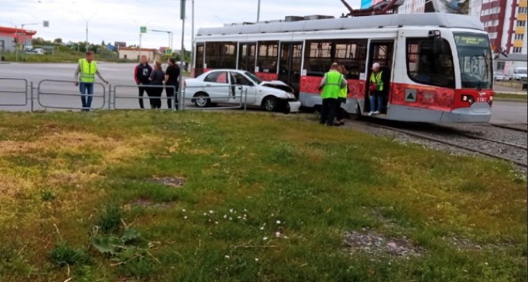 В Магнитогорске водитель влетел в двери новенького трамвая
