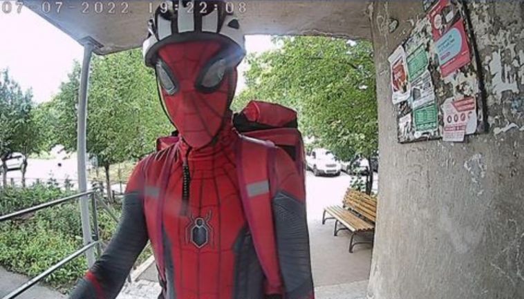 Не все герои носят плащи. Курьер в Магнитогорске доставляет еду в костюме человека-паука