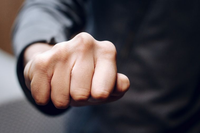 В Челябинске пациент-пенсионер избил молодую медсестру