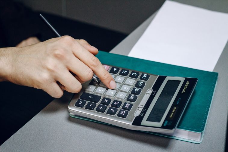 Платят не все. На Южном Урале работники стали реже получать «белые» зарплаты