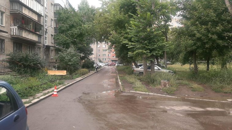 В Магнитогорске неизвестный водитель ехал по двору задним ходом и сбил пенсионерку