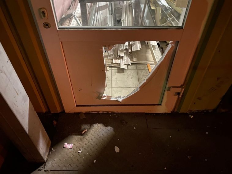 В Магнитогорске мужчина проделал дыру в двери торгового центра и проник внутрь